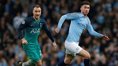 Christian Eriksen z Tottenhamu (vlevo) a Aymeric Laporte z Manchesteru City...