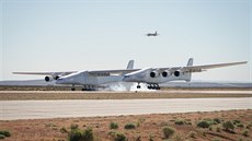 První let stroje Stratolaunch (13. duben 2019)