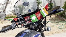 Mani Saini ukazuje vlajeky Indie a Jawy na idítkách motocyklu, který má na...