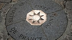 Point zéro (bod nula) je místo na námstí Place du Parvis-Notre-Dame ped...