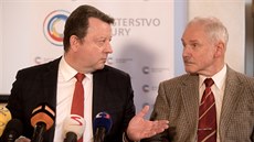 Ministr kultury Antonín Stank (vlevo) odvolal editele Národní galerie Praha...