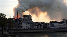 Katedrála Notre Dame v Paíi hoí. (15. dubna 2019)