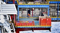 Pracovníci na norské ropné plošině Sleipner v Severním moři používají k pohybu...