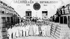 Rodina Bacardiových na společné fotografii s kubánskými zaměstnanci společnosti...
