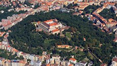 Brnnský hrad pilberk se tyí nad mstem. Cestu k nmu by mohla usnadnit navrhovaná lanovka.