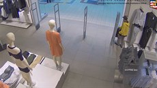 Zlodj utekl z obchodu v novém obleení