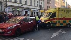 est aut se srazilo v ulici Rumunská. Jedno skonilo na stee.