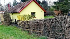 Na ja�e 2013 si Tereza s man�elem koupili pozemek se skladem zahradního...