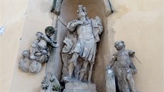 Vandal pokodil dlaebními kostkami sochy u kostela sv. Máí Magdalény v Brn....