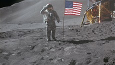 David Scott (Apollo 15) na M�síci. U fotky s vlajkou si jde v�imnout na jeho...