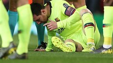 Lionel Messi z Barcelony krvácí z nosu po souboji s Chrisem Smallingem z...