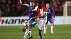 Slávistický stoper Simon Deli odehrává mí� p�ed Olivierem Giroudem z Chelsea ve...