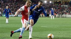 Slávista Petr evík  se snaí obejít Rubena Loftus-Cheeka z Chelsea v úvodním...