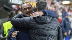 Trenér Chelsea Maurizio Sarri a slávistický kou Jindich Trpiovský se zdraví...