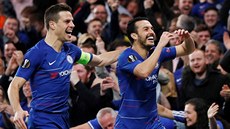 Stelec Pedro (vpravo) z Chelsea a spoluhrá Cesar Azpilicueta oslavují gól ve...