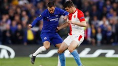Slávista Ondej Kúdela (vpravo) fauluje Edena Hazarda z Chelsea v odvet...