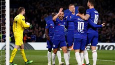 Fotbalisté Chelsea se radují z gólu v odvet tvrtfinále Evropské ligy proti...