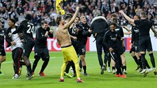 Fotbalisté Frankfurtu slaví postup do semifinále Evropské ligy.