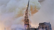 Poár katedrály Notre-Dame v Paíi (15. 4. 2019)