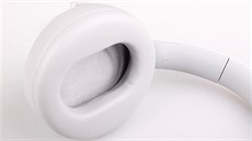 Microsoft Surface Headphones: detail náuníku levého sluchátka.