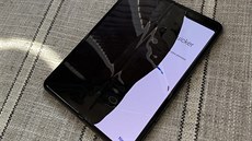 Pokozený displej ohebného smartphonu Galaxy Fold