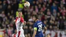 Jan Boil ze Slavie ve vzduném souboji, proti nmu César Azpilicueta z Chelsea.