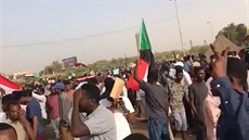 Prezident Umar Baír rezignoval. Súdánci v ulicích slaví