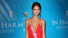 Americká modelka a hereka Emily Ratajkowski si ervené aty oblékla na party v...