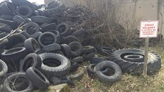 Nelegální skládka pneumatik u obce Veli na Jiínsku nekontrolovan roste. (19....
