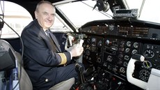 Stanislav Sklená v kabin letounu L-410 na snímku z roku 2007.