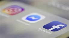 Logo Facebooku na displeji mobilu (13. 3. 2019)