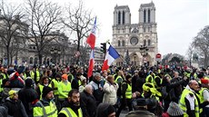 Protestující luté vesty ped katedrálou Notre-Dame v Paíi (5. ledna 2019)