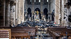 Pohled na trosky uvnit paíské katedrály Notre-Dame po pondlním poáru....