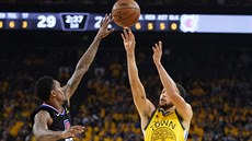 Stephen Curry (vpravo) z Goldem State v souboji s Lou Williamsem z Los Angeles...