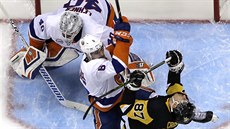 Sidney Crosby (vpravo) z Pittsburghu atakovaný  Ryanem Pulockem z NY...