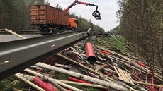 Kamion s kovorotem se pevrátil na dálnici D10. (12. 4. 2019)