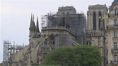 Hasii se pustili do odklízení následk po poáru v katedrále Notre-Dame