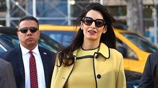 Amal Alamuddin Clooney ví, jak být elegantní dámou. Nebojte se kombinovat více...