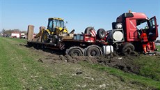 Osobní auto i nákladní, které peváelo bagr, skonily mimo silnici.