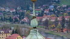 Detail poniené ásti viky hranického kostela zachycený teleobjektivem z...