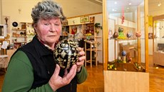 Dvaasedmdesátiletá Marie Záhorová ze Senice na Hané ukazuje velikononí...