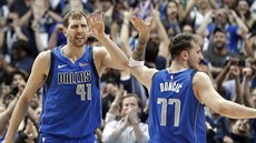 Dirk Nowitzki (41) a Luka Doni slaví trojku Dallasu proti Phoenixu.