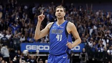 Dirk Nowitzki z Dallasu slaví trojku proti Phoenixu.