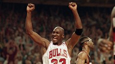 Momentka z roku 1992: Michael Jordan z Chicaga slaví finálovou výhru proti...