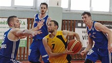 Miroslav Krajcigr (ve žlutém) z Jihlavy útočí na koš Basketbalu Olomouc.