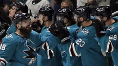 Brent Burns (vlevo) oslavuje se spoluhrái ze San Jose gól proti Vegas.