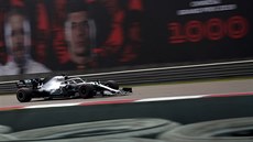 Lewis Hamilton z Mercedesu pi tréninku v ín