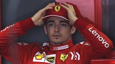 Charles Leclerc ze stáje Ferrari se soustedí na trénink.