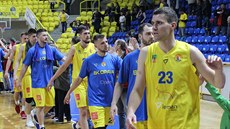 Opavtí basketbalisté slaví výhru nad Olomouckem.