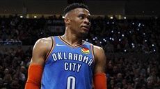 Russell Westbrook z Oklahoma City se obrací na diváky v Portlandu.